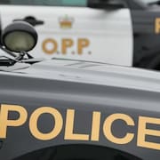 Deux voitures de la Police provinciale de l'Ontario. 