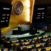 Vue d'ensemble sur l'Assemblée générale de l'ONU. Deux écrans géants affichent le résultat final du vote sur la résolution contre l'invasion de l'Ukraine par la Russie. 
