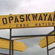 Un paneau peint en jaune sur lequel il est écrit Opaskwawak Cree Nation
