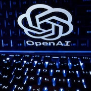 Un ordinateur affiche le logo d'OpenAI. 