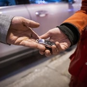 Une personne remet ses clés de voiture à un bénévole d'Opération Nez rouge.