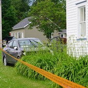 Une voiture accidentée derrière des rubans de la Sûreté du Québec