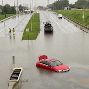 Une voiture submergée. 