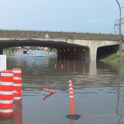 En raison des fortes pluies, l'eau s'est accumulée sous le viaduc Salaberry dans l'arrondissement d'Ahuntsic-Cartierville, à Montréal, le 13 juillet 2025.