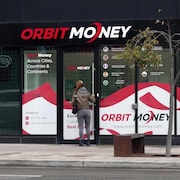 Une journaliste entre dans un bureau de change &agrave; Toronto pour &eacute;changer de la cryptomonnaie en argent comptant.