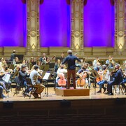 L'Orchestre symphonique de Vancouver joue dans une salle vide.