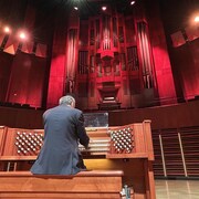 Richar Paré joue devant l'orgue. 