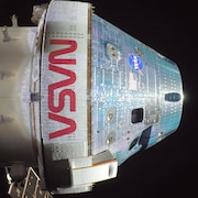 Vue de la capsule Orion prise &agrave; l'aide d'une cam&eacute;ra fix&eacute;e sur l'un de ses panneaux solaires lors d'une inspection externe de routine du vaisseau spatial, le deuxi&egrave;me jour de la mission Artemis II vers la Lune.