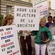 Des orphelins de Duplessis manifestent pour leurs droits en 1992. 