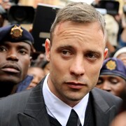 Oscar Pistorius quitte la cour de Pretoria en Afrique du Sud, le 14 juin 2016, à la suite d’une audience concernant le meurtre de Reeva Steenkamp.