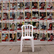 Une chaise a été laissée devant des photos d'otages enlevés par le groupe islamiste palestinien Hamas.