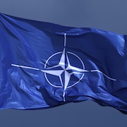Un drapeau bleu flotte dans le ciel.