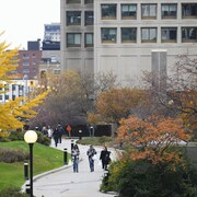 Des citoyens marchent à Ottawa en plein automne.