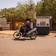 Une personne sur une moto.