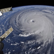 Vue en plongée d'un gigantesque tourbillon d'eau et d'écume représentant l'ouragan Florence vu à partir de la station spatiale internationale.