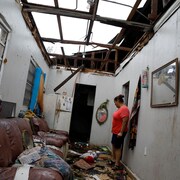 Une femme constate les dégâts après le passage de l'ouragan Maria dans la municipalité de Salinas sur l'île de Porto Rico.