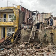 Des hommes r&eacute;cup&egrave;rent des biens dans les d&eacute;combres de leur maison apr&egrave;s son effondrement lors du passage de l'ouragan Melissa &agrave; Santiago de Cuba, &agrave; Cuba, le 29 octobre 2025.
