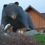 La sculpture d'un ours.
