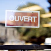 Enseigne « ouvert » sur la porte d'un commerce.