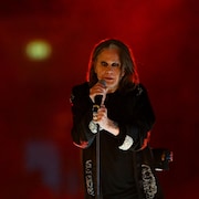 Ozzy Osbourne sur scène, micro à la main.