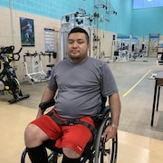 Un homme en fauteuil roulant dans un gym