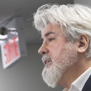 Gros plan sur le visage de Pablo Rodriguez, de profil.