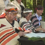 Pahalicktun, chef de la Première Nation Lyackson, à gauche, Cindy Daniels, cheffe des tribus Cowichan, au centre, et le premier ministre David Eby.