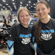 Deux joueuses de volleyball se tiennent debout sur un terrain de jeu du RBC Convention Centre à Winnipeg. 