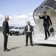 Justin Trudeau descend d'un avion.