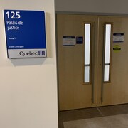 Porte d'entrée du palais de justice de La Tuque.