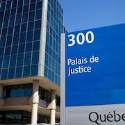 Une enseigne du palais de justice de Québec au printemps 2016.