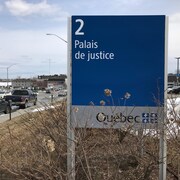 Une affiche du gouvernement du Québec indique «Palais de justice».
