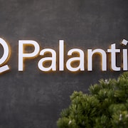 Le logo et le nom Palantir sur un &eacute;difice.