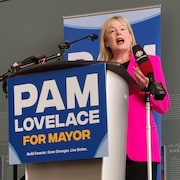 Pam Lovelace vêtue de rose lors de l'annonce de sa campagne.