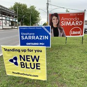 Les pancartes du Nouveau Parti bleu, de Stéphane Sarrazin du Parti progressiste-conservateur et d'Amanda Simard du Parti libéral de l'Ontario.