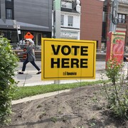 Un panneau indiquant l'emplacement d'un bureau de scrutin à Toronto.