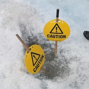 Des panneaux d'avertissement installés sur le champ de glace Columbia, en Alberta.