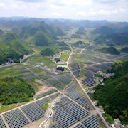 Panneaux solaires dans un champ de poivrons du Sichuan à Bijie, dans la province chinoise du Guizhou. 