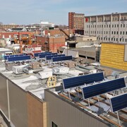 Des panneaux solaires sur un bâtiment. 