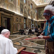 Le pape incliné devant un représentant autochtone à la Salle Clémentine du Palais apostolique.