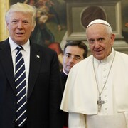 Le président des États-Unis pose pour les médias en compagnie du pape François.