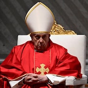 Le pape François préside l'office de la Passion du Seigneur du Vendredi saint dans la basilique Saint-Pierre au Vatican, le 29 mars 2024.