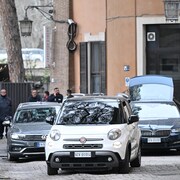 Un véhicule du Vatican quitte l'hôpital Fatebenefratelli Isola Tiberina, où le pape François s'est rendu pour une visite après l'audience générale hebdomadaire, le 28 février 2024 à Rome. 