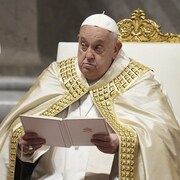 Le pape François dans ses habits traditionnels. 