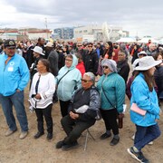 Des personnes sont rassemblées proche de l'École élémentaire Nakasuk à Iqaluit le 29 juillet 2022.
