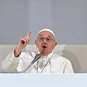 Le pape François livre un discours. 