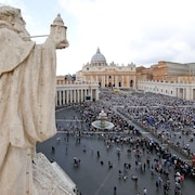 Devant 60 000 fidèles rassemblés place Saint-Pierre, selon la gendarmerie vaticane, le pape argentin de la messe de Pâques et de la bénédiction urbi et orbi.