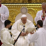 Le pape lit la liturgie.