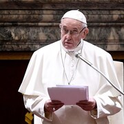 Le pape François parle au micro.
