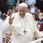 Le pape François salue la foule à Dublin en Irlande le 26 août 2018.